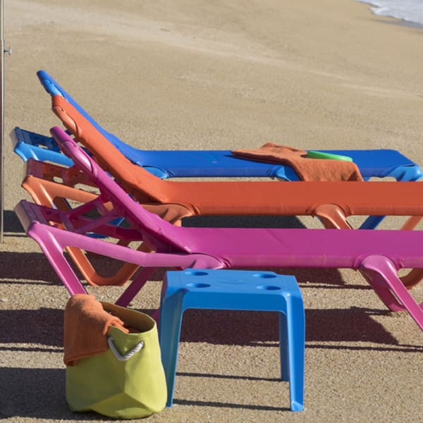 Столик с подстаканниками